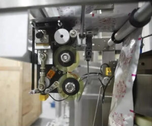 Detalle da máquina de envasado de selado traseiro - Impresora de codificación de cinta