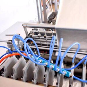 Detalle da máquina de envasado de hisopos de algodón con alcohol KEFAI - Bo selado