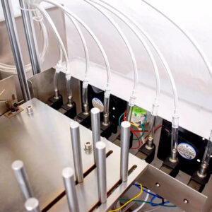 Detalle da máquina de envasado de hisopos de algodón con alcohol KEFAI - Adición de líquido