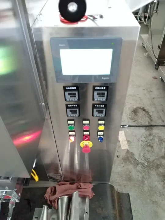 Detalle da máquina de envasado de ketchup de alta velocidade KEFAI - panel de control